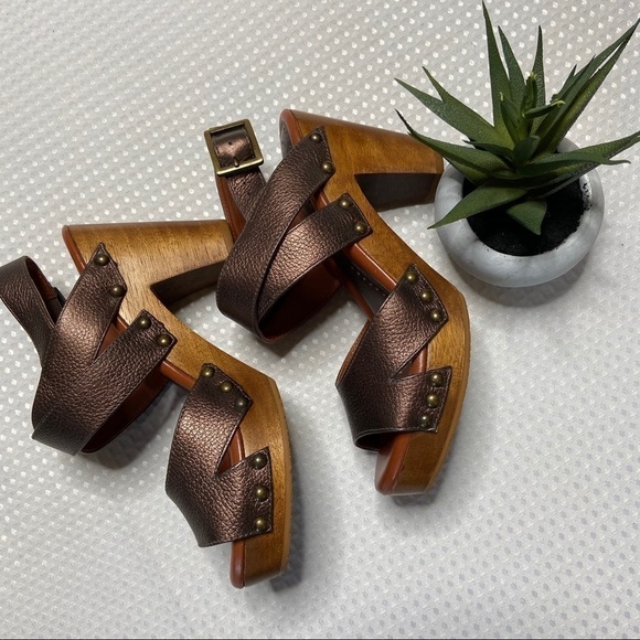 JOHNSTON & MURPHY - Metallic Bronze Platform Heels - Picture 5 of 6